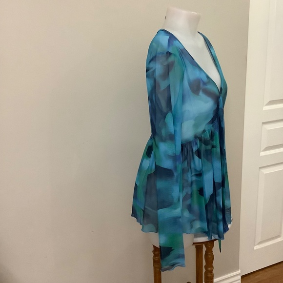 NEW Beautiful semi sheer top Medium - Picture 5 of 12